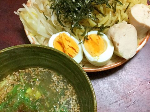 麺つゆを鶏皮で濃厚にした☆鶏チャーシューのつけ麺。